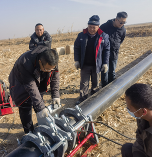 11月11日，营业人员至内蒙农业工地进行PE给水管施工指导与交流 